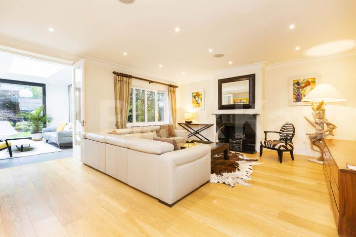 Super 5 bed 2 bath family home with a stunning cinema room and garden Barnet Gate Lane, Arkley Barnet